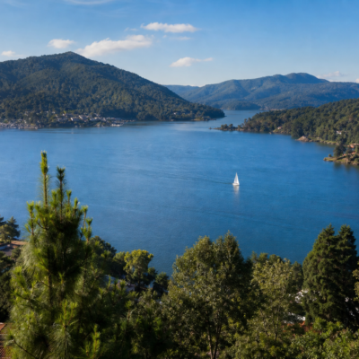 Lago y montaña de Valle de Bravo vistos desde un mirador