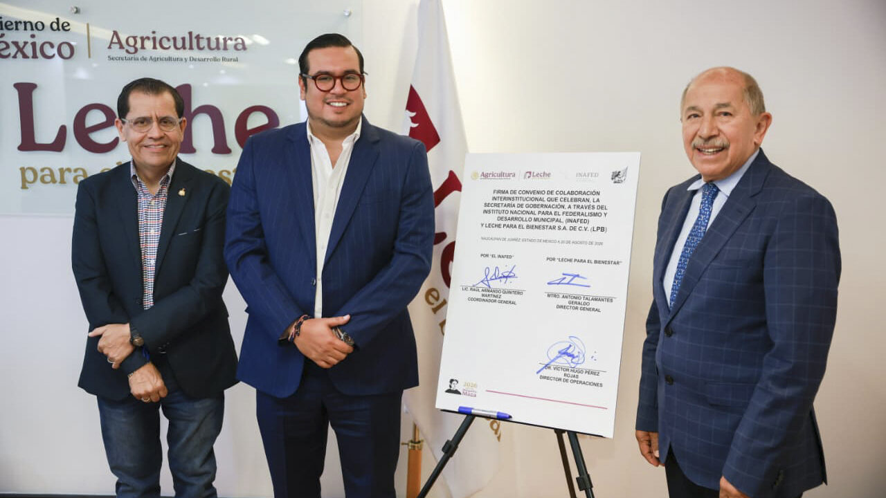 Funcionarios muestran el convenio de colaboración de Leche para el Bienestar e Inafed