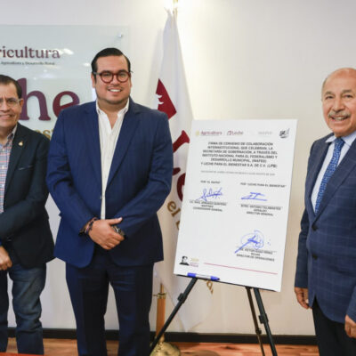Funcionarios muestran el convenio de colaboración de Leche para el Bienestar e Inafed