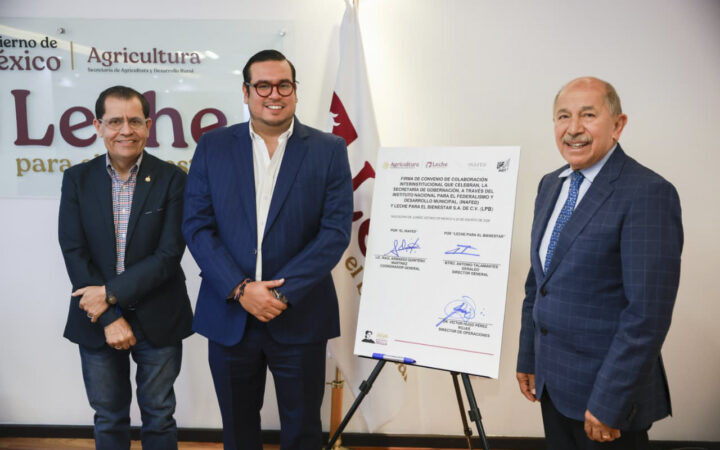 Funcionarios muestran el convenio de colaboración de Leche para el Bienestar e Inafed