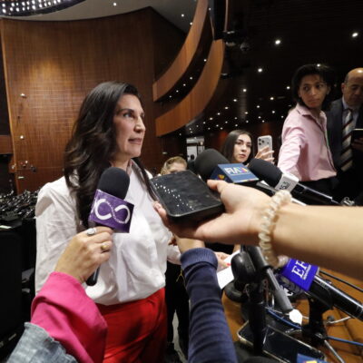 Kenia López Rabadán atiende a medios en el recinto de la Cámara de Diputados.