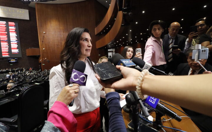 Kenia López Rabadán atiende a medios en el recinto de la Cámara de Diputados.