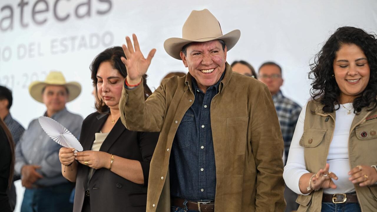 David Monreal saluda durante el foro de programas sociales en Fresnillo