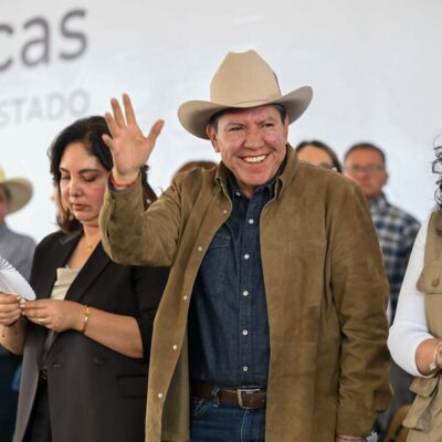 David Monreal saluda durante el foro de programas sociales en Fresnillo
