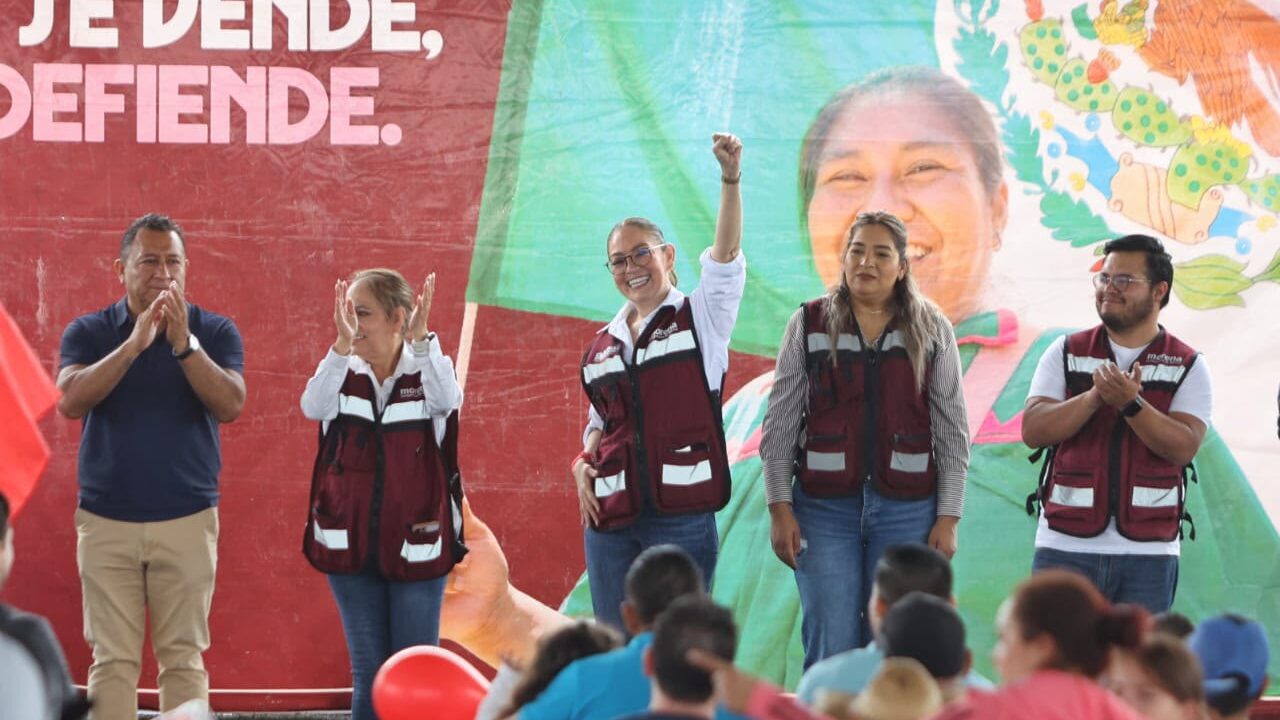 Vero Díaz levanta el brazo durante asamblea de Morena en Apozol