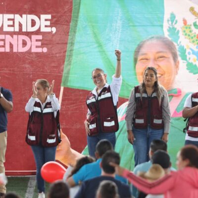 Vero Díaz levanta el brazo durante asamblea de Morena en Apozol