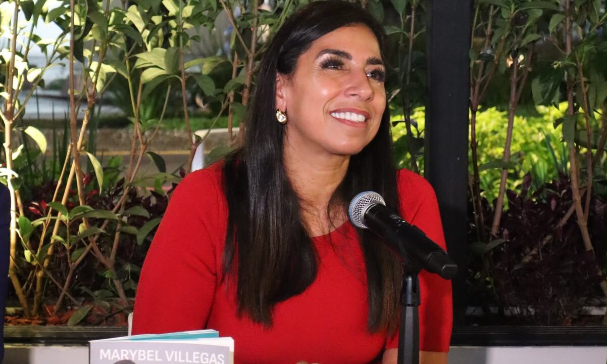 Marybel Villegas conversa durante la presentación de Futuro, el Quintana Roo que sueño