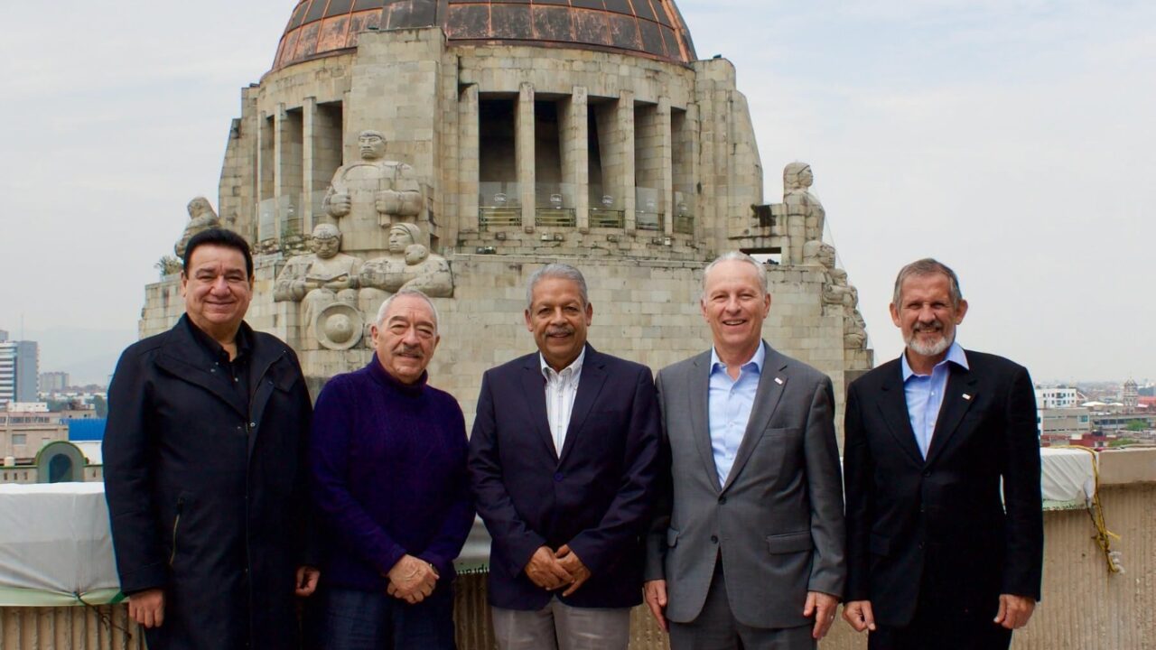 Dirigentes de la CTM y del Consejo Coordinador Empresarial tras su reunión sobre la agenda laboral