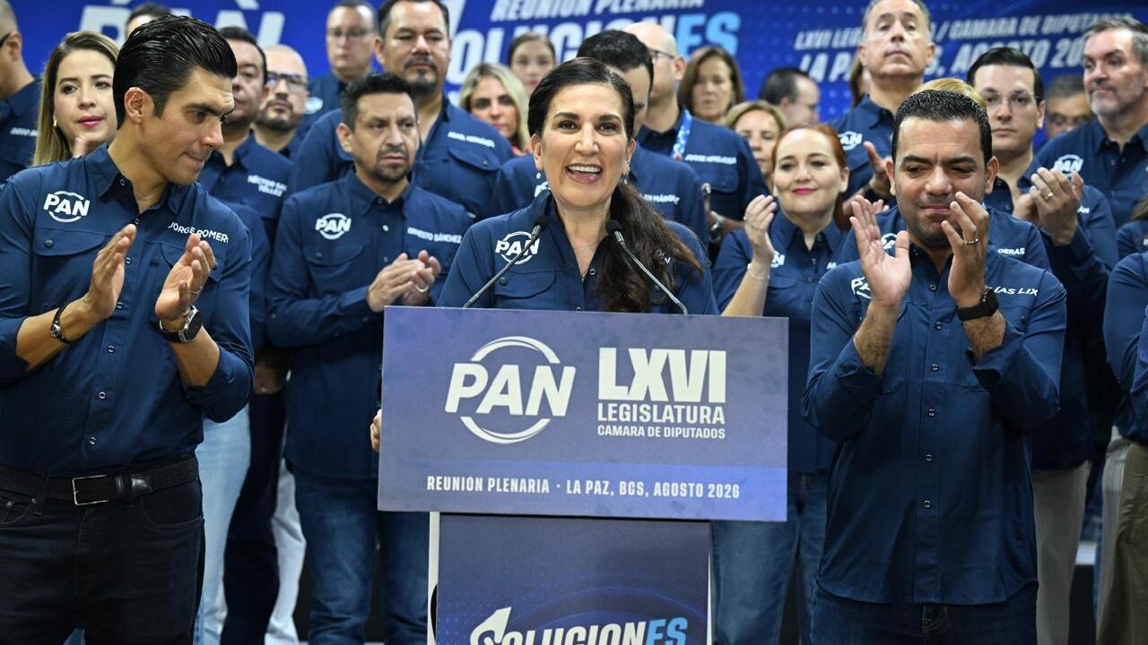 Kenia López Rabadán durante su mensaje ante integrantes del PAN en La Paz