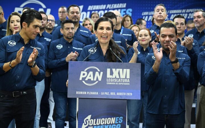 Kenia López Rabadán durante su mensaje ante integrantes del PAN en La Paz