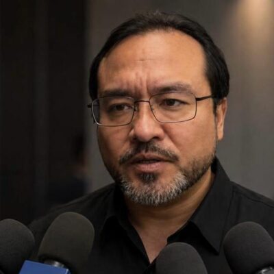 José Rentería González durante una declaración ante medios sobre la gestión ambiental en Nayarit