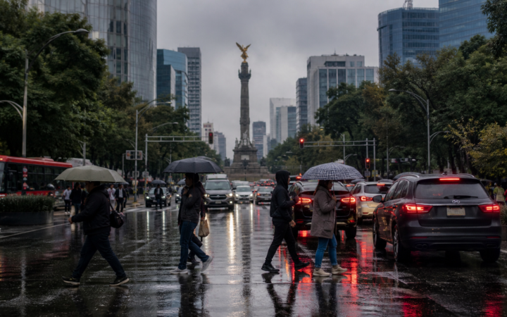 Avenida de la Ciudad de México con tráfico lento y cielo nublado durante una tarde de lluvia.
