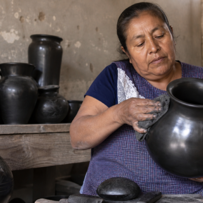 Artesana pule una vasija de barro negro en un taller de San Bartolo Coyotepec, Oaxaca.