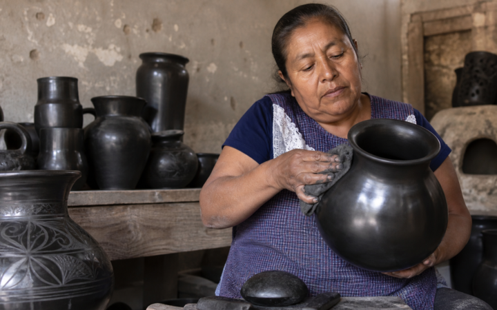 Artesana pule una vasija de barro negro en un taller de San Bartolo Coyotepec, Oaxaca.