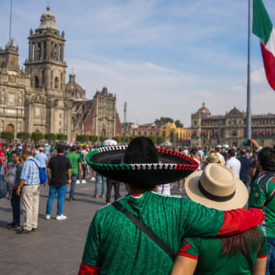 Visitantes y aficionados conviven en una plaza histórica de México durante el Mundial 2026