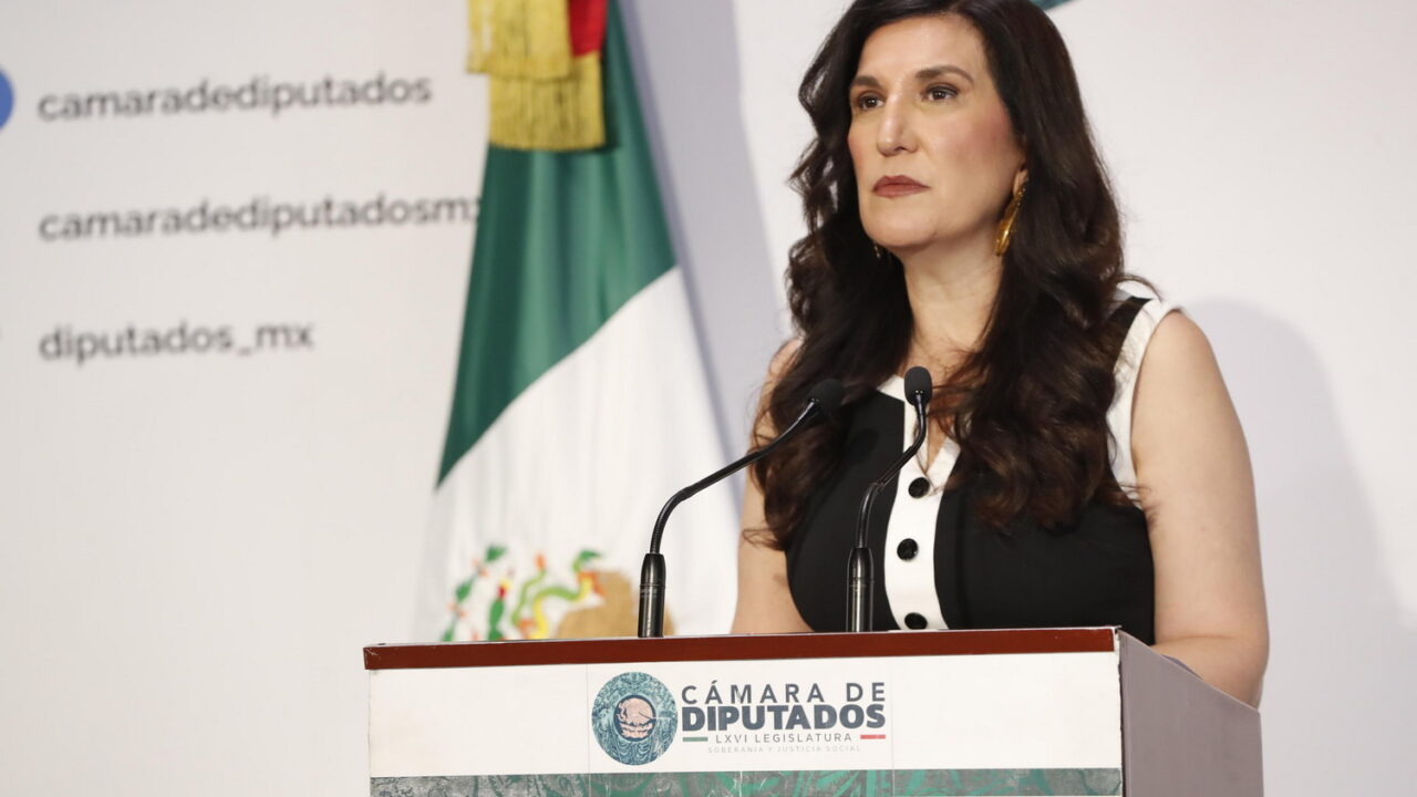 Kenia López Rabadán en conferencia desde la Cámara de Diputados