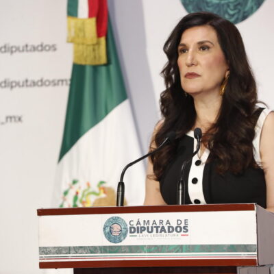 Kenia López Rabadán en conferencia desde la Cámara de Diputados