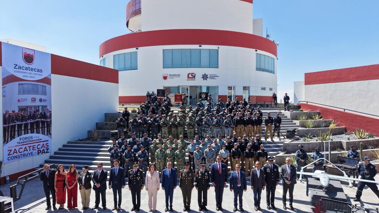 Elementos de seguridad y personal policial reunidos frente al C5i de Zacatecas durante un foro por la paz
