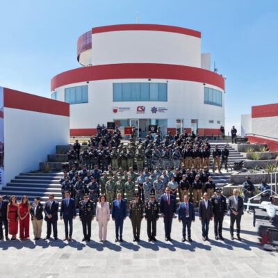 Elementos de seguridad y personal policial reunidos frente al C5i de Zacatecas durante un foro por la paz