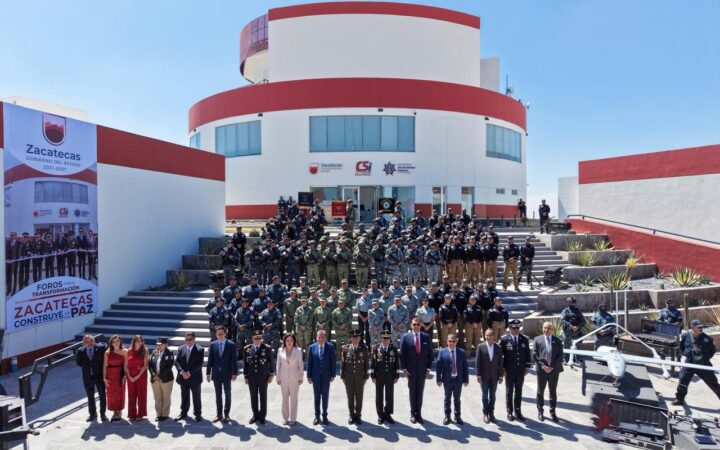 Elementos de seguridad y personal policial reunidos frente al C5i de Zacatecas durante un foro por la paz