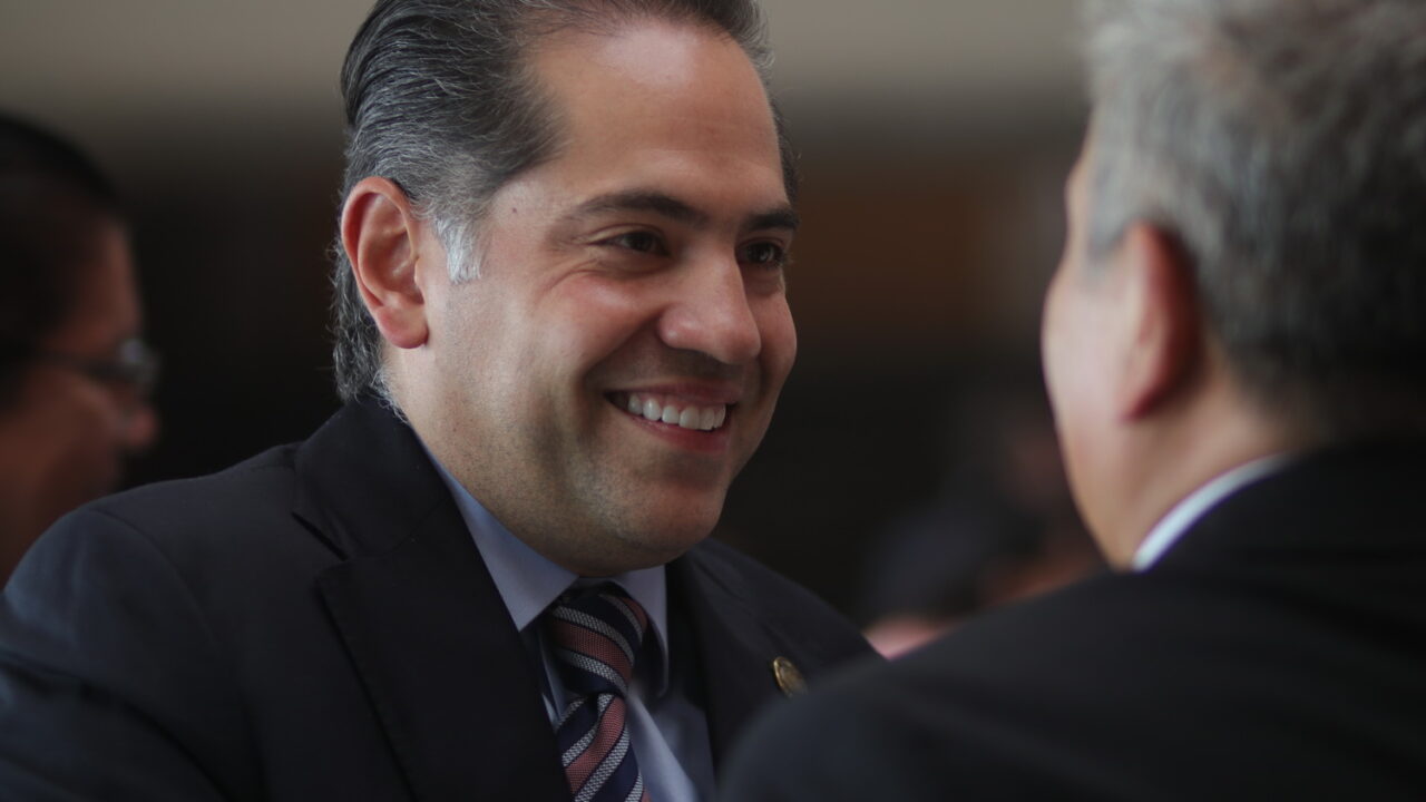 Raúl Bolaños-Cacho Cué conversa con representantes de medios.