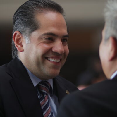 Raúl Bolaños-Cacho Cué conversa con representantes de medios.