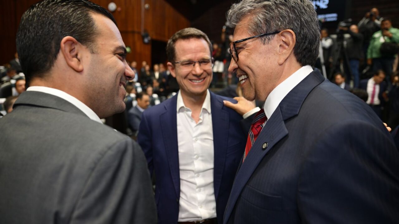 Ricardo Monreal dialoga con legisladores durante la sesión de Congreso General