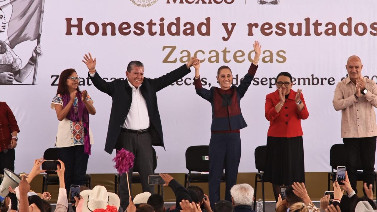 Claudia Sheinbaum y David Monreal saludan a asistentes en la Plaza de Armas de Zacatecas