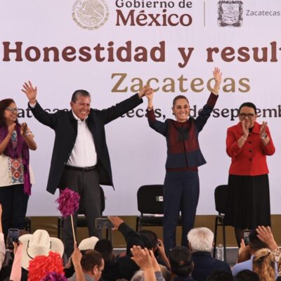 Claudia Sheinbaum y David Monreal saludan a asistentes en la Plaza de Armas de Zacatecas