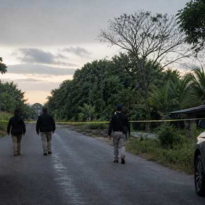 Investigadores en una carretera rural de Veracruz durante una diligencia