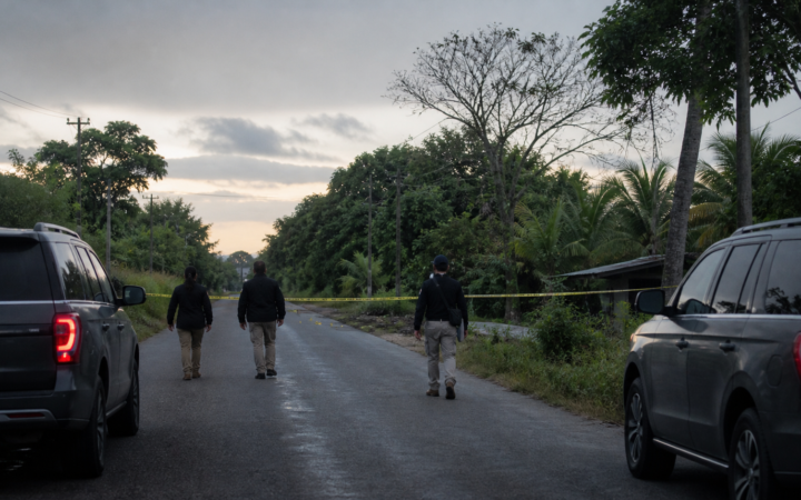 Investigadores en una carretera rural de Veracruz durante una diligencia
