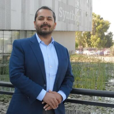 Anish Mehta posa frente a las instalaciones de Synthon.