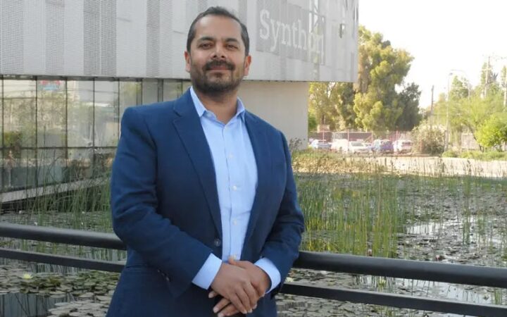 Anish Mehta posa frente a las instalaciones de Synthon.