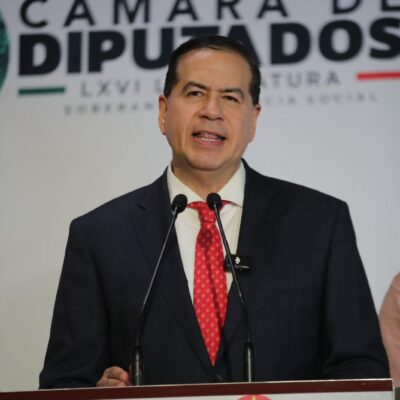 Ricardo Mejía Berdeja en conferencia del Partido del Trabajo en la Cámara de Diputados
