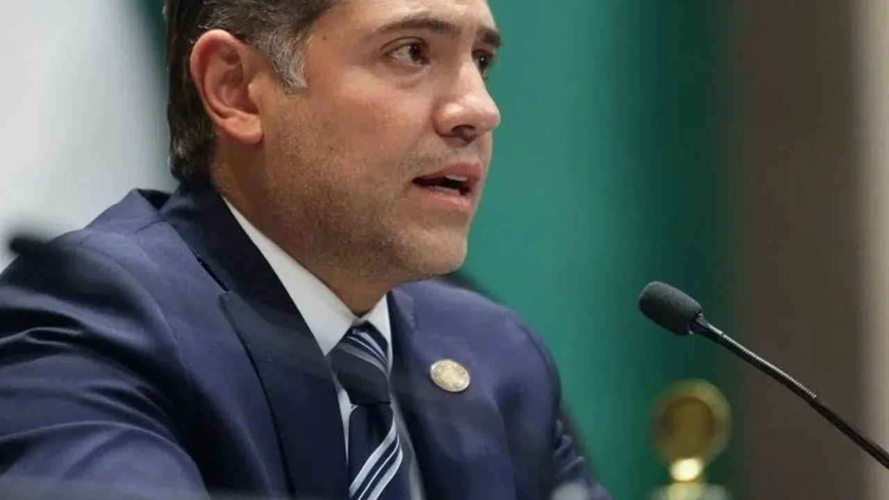 Raúl Bolaños-Cacho Cué participa en una sesión legislativa frente a un micrófono