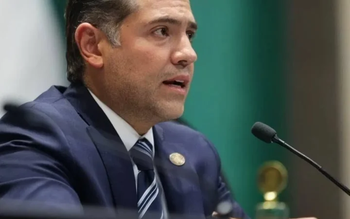 Raúl Bolaños-Cacho Cué participa en una sesión legislativa frente a un micrófono