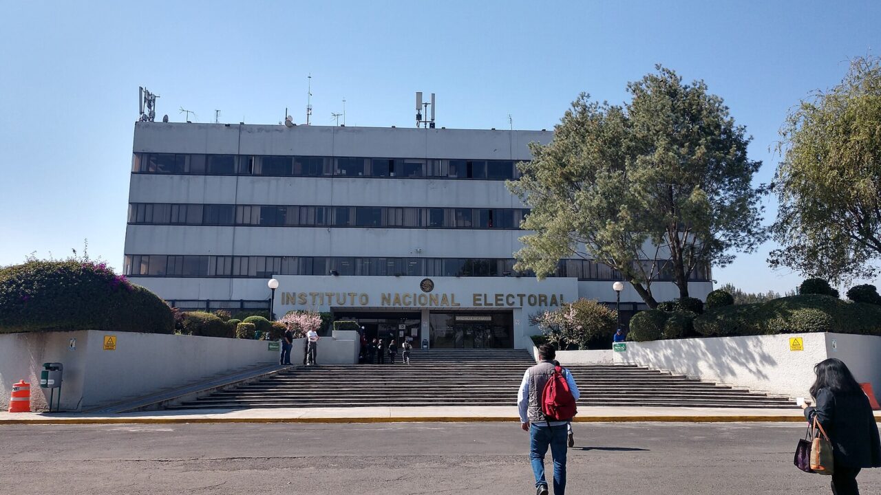 Fachada de la sede central del Instituto Nacional Electoral en la Ciudad de México