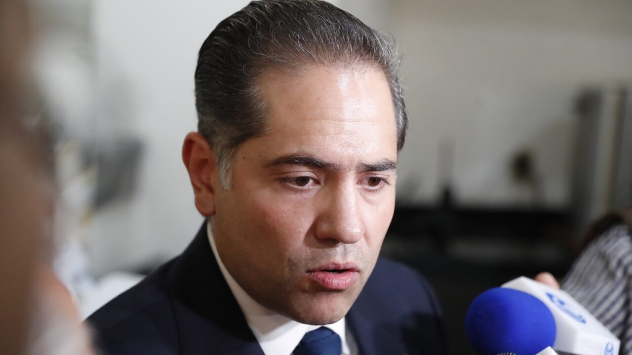 Entrevista con medios de comunicación en un recinto legislativo.