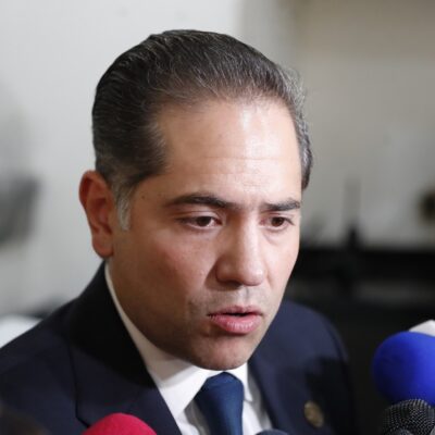 Entrevista con medios de comunicación en un recinto legislativo.