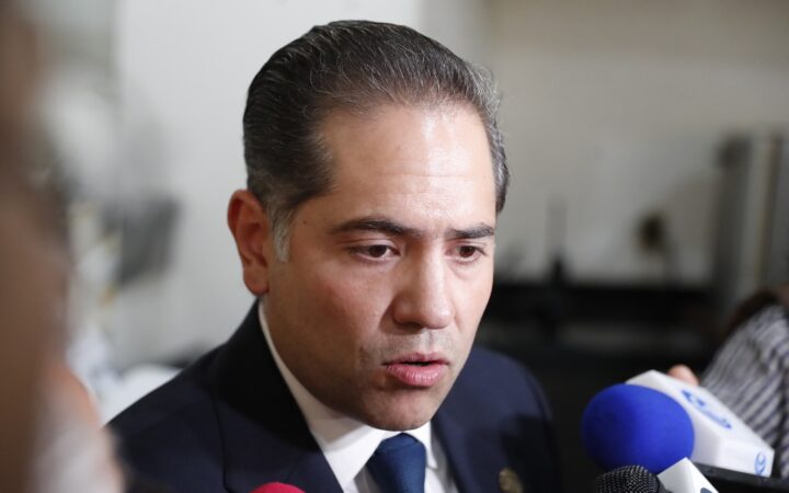 Entrevista con medios de comunicación en un recinto legislativo.